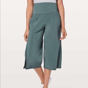 Lululemon Serene Crops size 6